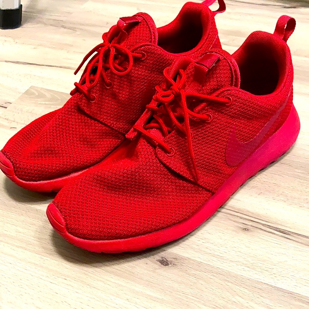 Nike Roshe 🛑 Red Men Size 8.5